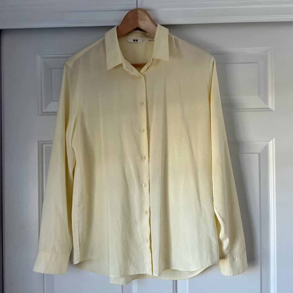 Uniqlo Women’s Butter Yellow Rayon Button-Up Long Sleeve Shirt M